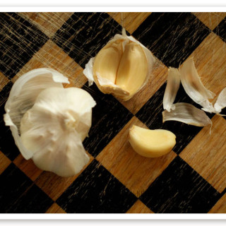 eating raw garlic- why you should and the best ways to eat it.