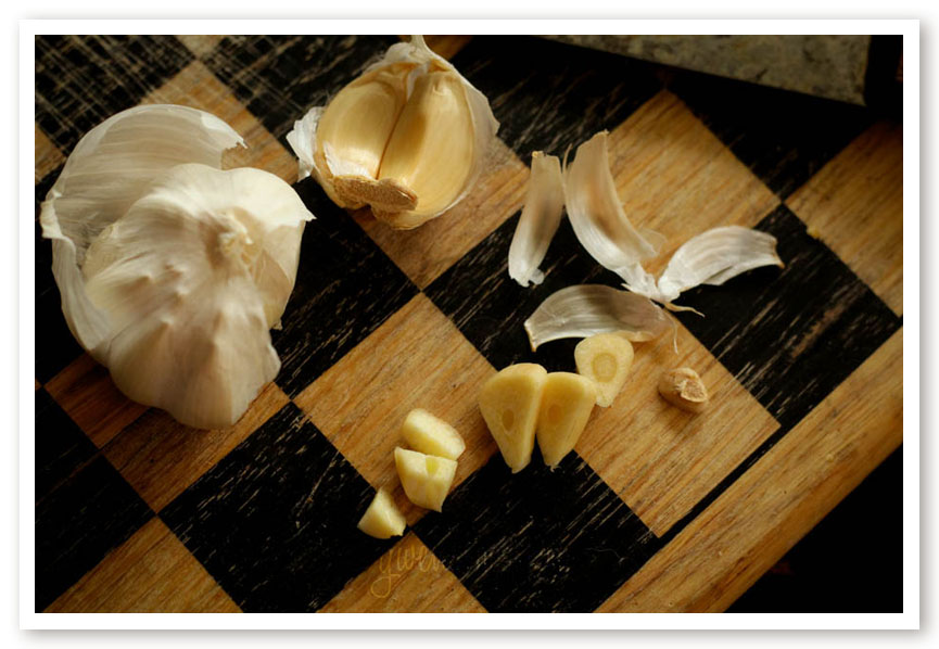 eating raw garlic- why you should and the best ways to eat it.