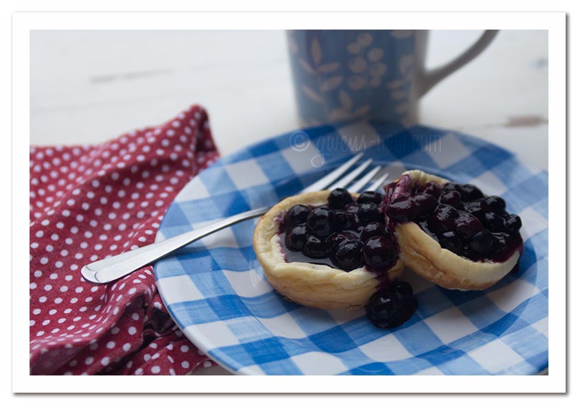 These scrumptious blueberry cheesecake muffins are sugar free, and perfect for breakfast, a snack, or for dessert.